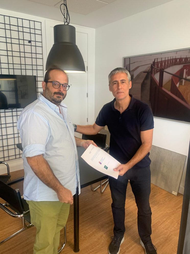 Fotografía entrega informe de accesibilidad por técnico de COCEMFE Sevilla
