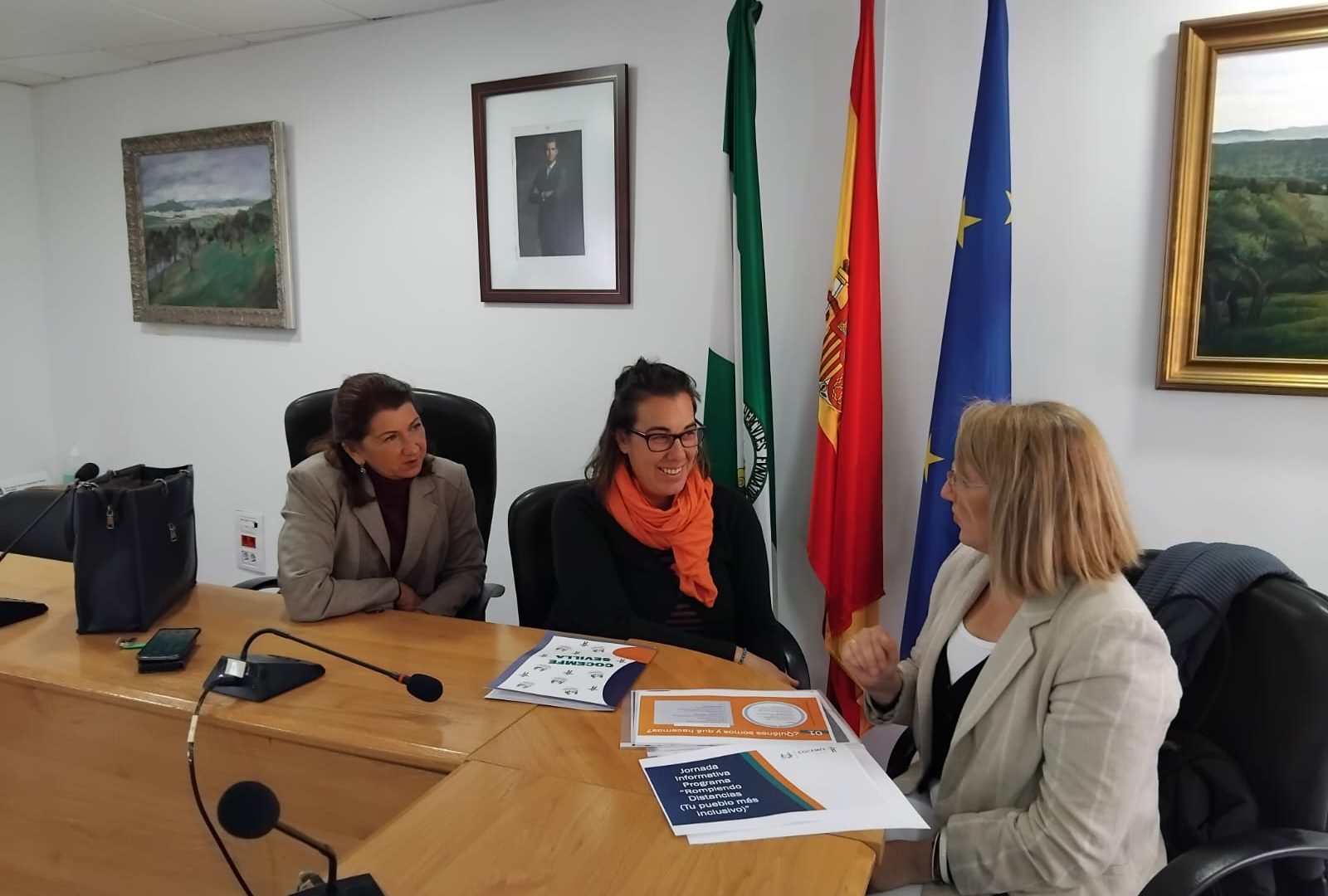 Fotografía técnico de COCEMFE Sevilla con personal de los Ayuntamientos de Alanís y las Navas de la Concepción