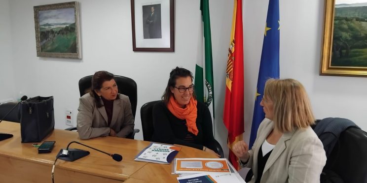 Fotografía técnico de COCEMFE Sevilla con personal de los Ayuntamientos de Alanís y las Navas de la Concepción