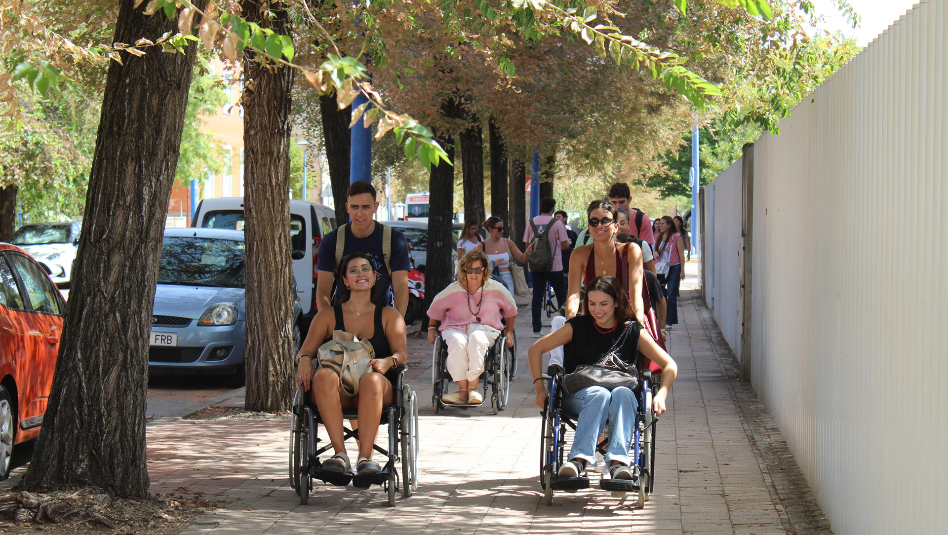 Fotografía Alumnos FCOM-US probando accesibilidad del entorno de la facultad