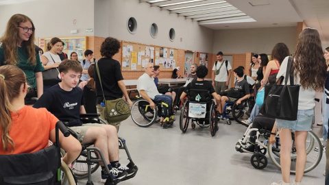 Fotografía Alumnos FCOM-US probando accesibilidad del entorno de la facultad 2024 4