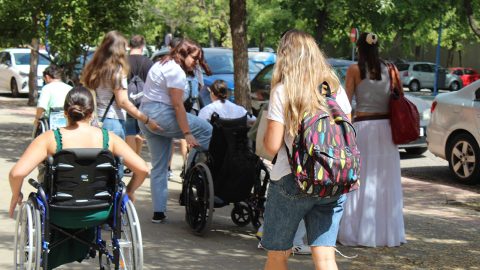 Fotografía Alumnos FCOM-US probando accesibilidad del entorno de la facultad 2024 5