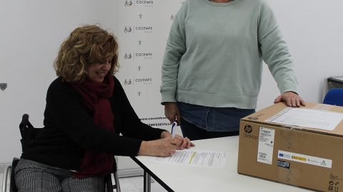 Fotografía entrega equipo ASEB