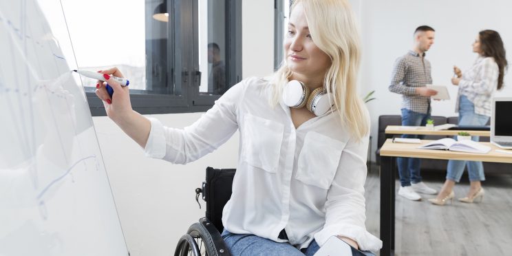 Fotografía decorativa mujer con discapacidad en silla de ruedas