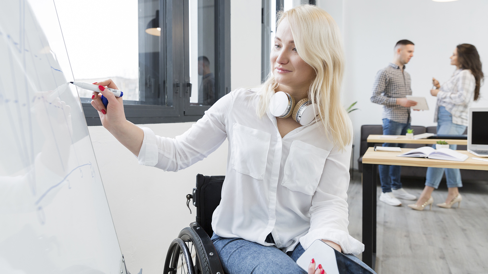 Fotografía decorativa mujer con discapacidad en silla de ruedas
