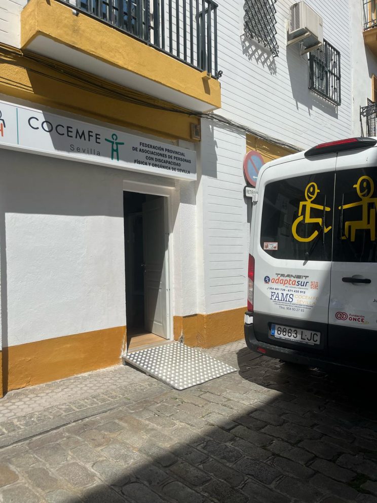 Fotografía furgoneta adaptada frente a la puerta del gimnasio