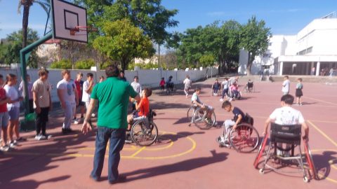 Fotografía Jornada Sensibilización CEIP Blas Infante Lebrija, baloncesto adaptado