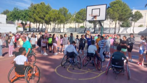 Fotografía Jornada Sensibilización CEIP Blas Infante Lebrija, baloncesto adaptado