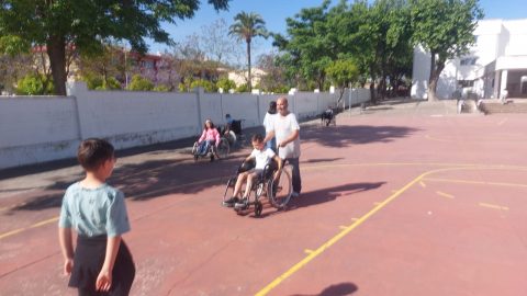 Fotografía Jornada Sensibilización CEIP Blas Infante Lebrija, baloncesto adaptado