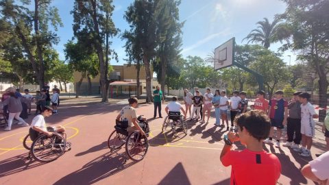 Fotografía Jornada Sensibilización CEIP Blas Infante Lebrija, baloncesto adaptado