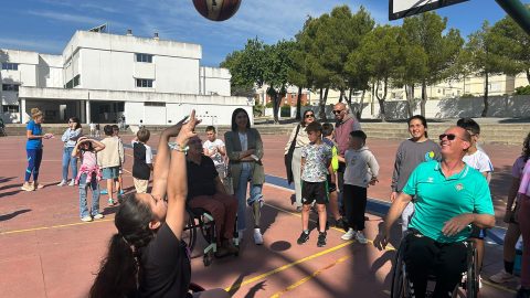 Fotografía Jornada Sensibilización CEIP Blas Infante Lebrija, baloncesto adaptado