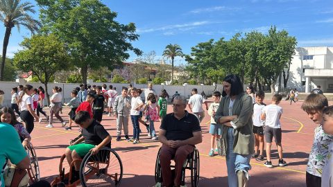Fotografía Jornada Sensibilización CEIP Blas Infante Lebrija, baloncesto adaptado