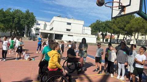 Fotografía Jornada Sensibilización CEIP Blas Infante Lebrija, baloncesto adaptado