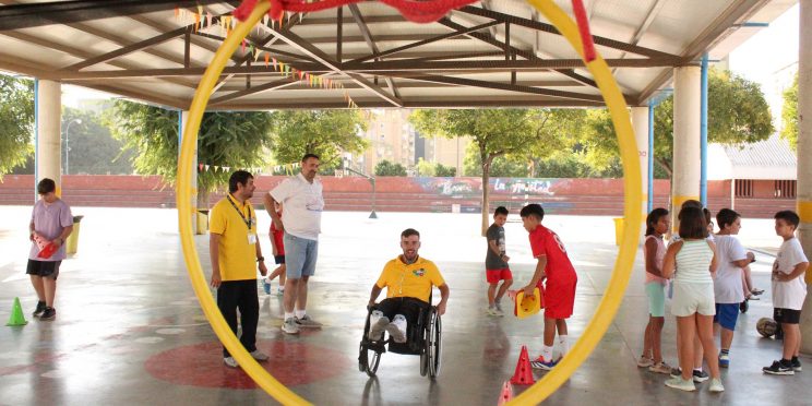 Fotografía actividad de voluntarios de Be a Volunteer en el campus de verano de Sitting Volley Sevilla