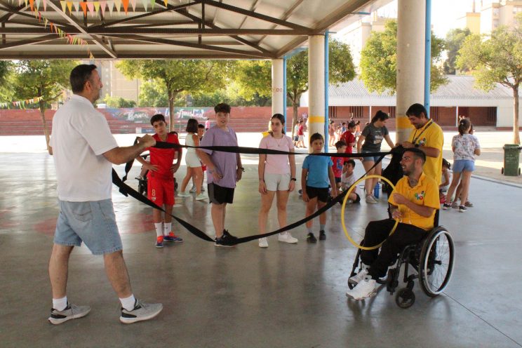 Fotografía actividad de voluntarios de Be a Volunteer en el campus de verano de Sitting Volley Sevilla