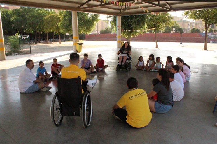 Fotografía actividad de voluntarios de Be a Volunteer en el campus de verano de Sitting Volley Sevilla
