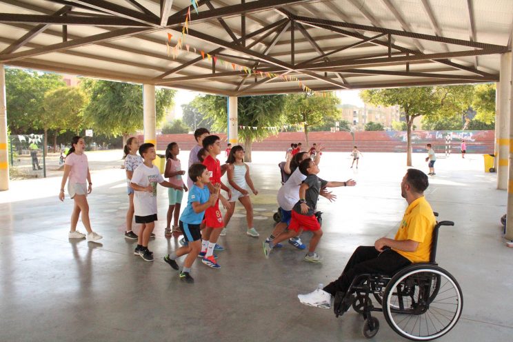 Fotografía actividad de voluntarios de Be a Volunteer en el campus de verano de Sitting Volley Sevilla
