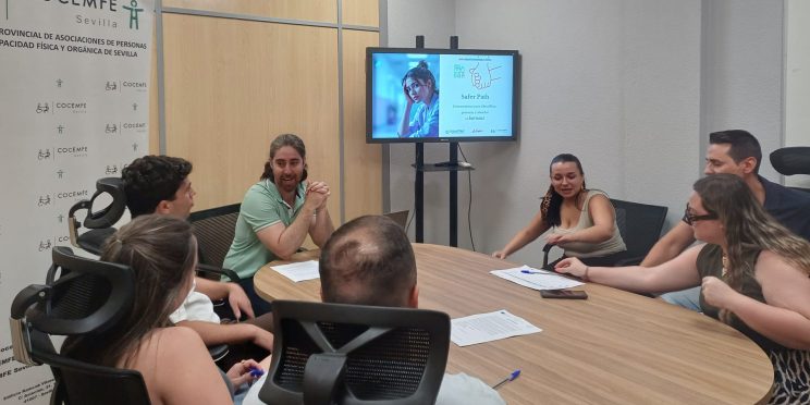 Fotografía profesionales de Clece en la sesión de testeo síndrome burnout del programa SaferPath