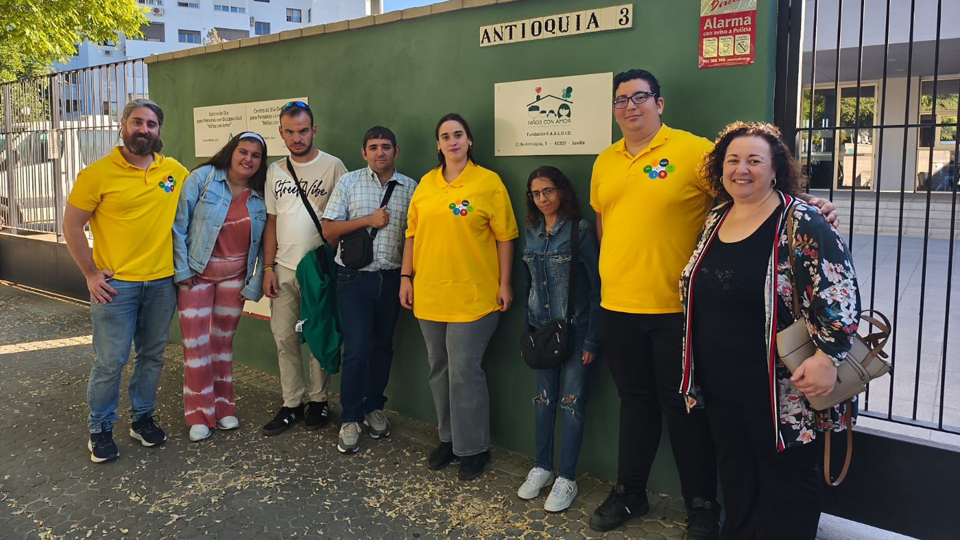 Fotografía Voluntarios y técnicos de COCEMFE Sevilla programa Be a Volunteer en la Asociación Niños con Amor
