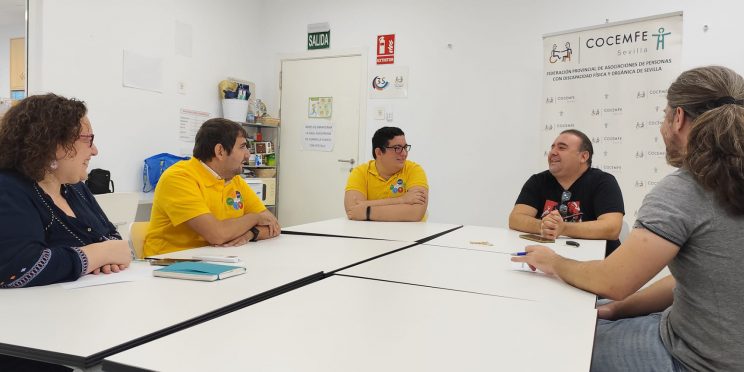 Fotografía reunión tecnicos y voluntarios del programa Be a volunteer y técnico de Auxilia Sevilla