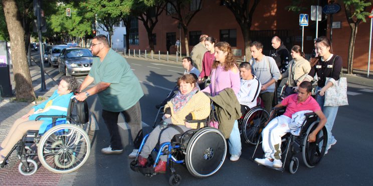 Fotografía voluntarios programa Be a Volunteer con usuarios de Auxilia Sevilla