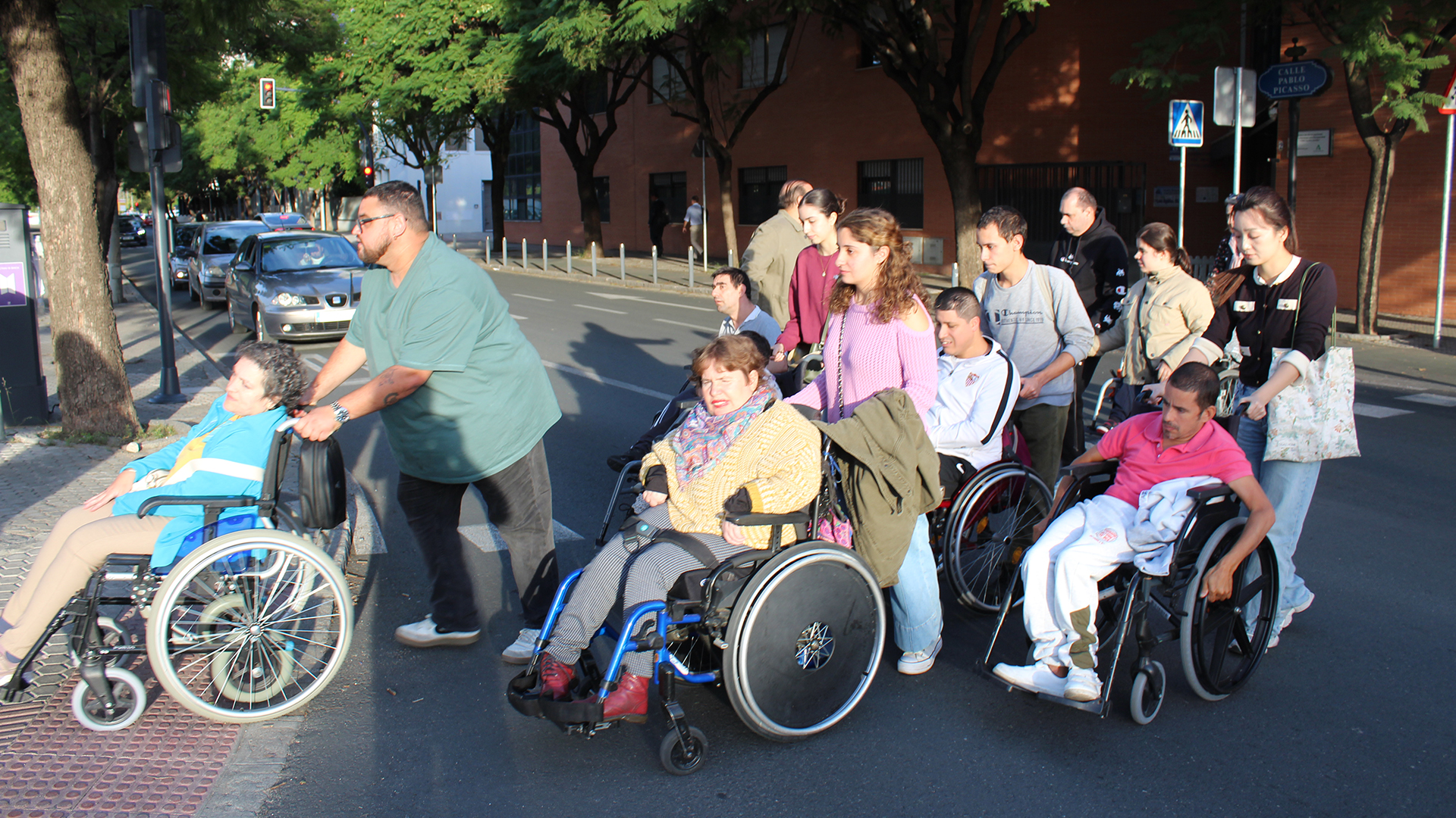 Fotografía voluntarios programa Be a Volunteer con usuarios de Auxilia Sevilla