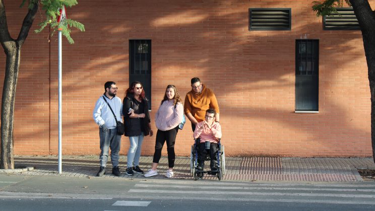 Fotografía voluntarios programa Be a Volunteer con usuarios de Auxilia Sevilla