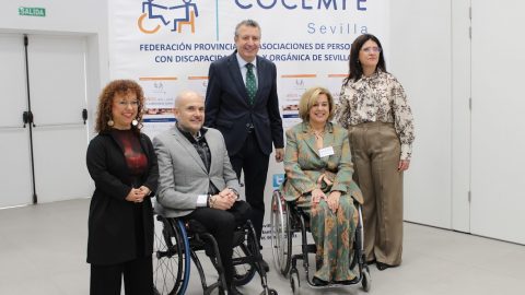 Fotografía Presidenta Nieves Márquez, presidente de la Diputación y alcalde de La Rinconada, Javier Fernández de los Ríos,el director general de Personas con Discapacidad de la Junta de Andalucía, Pedro Calbó, en el evento 40 aniversario COCEMFE Sevilla_01
