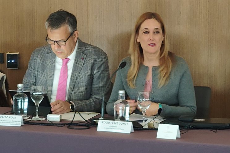 Fotografía Evento Andalucía Inclusiva son sus entidades, Pedro Calbó y Rocío Pérez