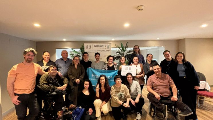 Fotografía del grupo en la Formación en Sevilla del programa Inclusive Check-in